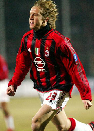 两岁的暗区突围，带着夺金撤离走向全民化