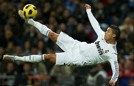 德甲第17轮：多特3-0不莱梅距榜首8分 施洛特贝克头球破门萨比策吉拉西建功