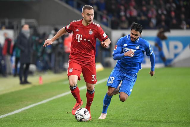 阿莫林被解雇后与妻子微笑现身